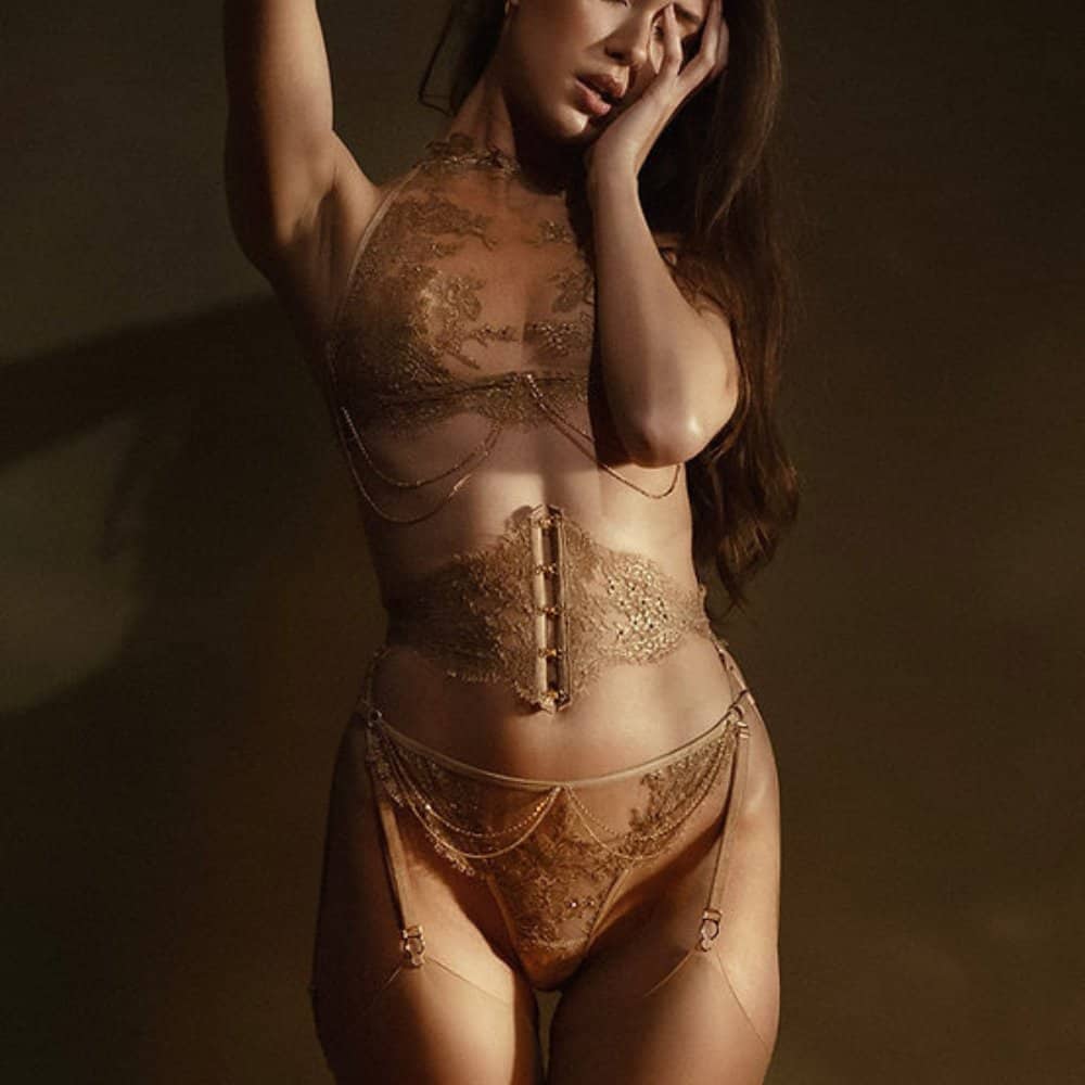 Soutien-gorge Aimée de la marque CELINE-MARIE, sélectionné par Brigade Mondaine Paris, en tulle brodé avec détails de chaînes fines, porté par un modèle, mettant en valeur la transparence, la structure et les finitions du design.