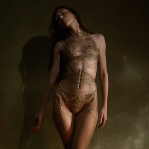 Corset porte-jarretelles Aimée de la marque CELINE-MARIE, sélectionné par Brigade Mondaine Paris, porté par un modèle en studio sombre, mettant en valeur la structure du corset, les jarretelles intégrées et les détails raffinés.