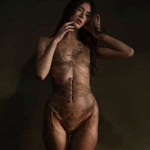 Corset porte-jarretelles Aimée de la marque CELINE-MARIE, sélectionné par Brigade Mondaine Paris, porté par un modèle en studio sombre, mettant en valeur la structure du corset, les jarretelles intégrées et les détails raffinés.