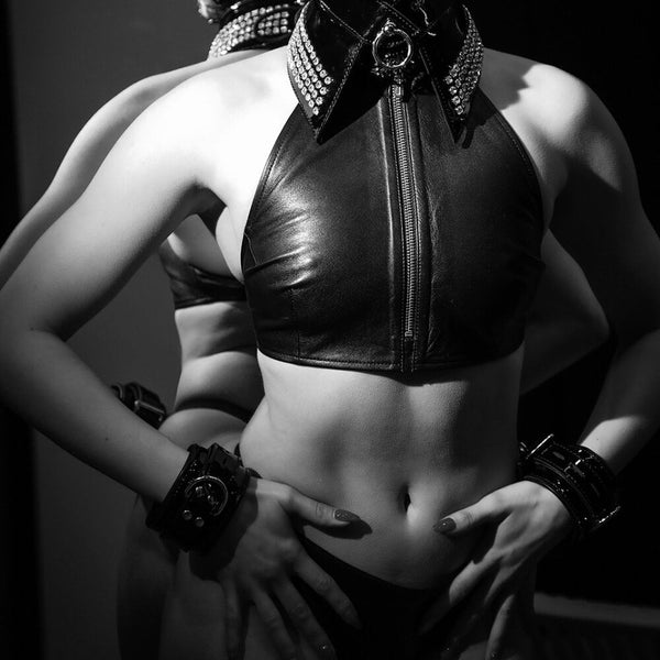 Modèle portant le collier Bondage Serpens HOUSE OF SXN en cuir noir avec chaîne métallique, sélection Brigade Mondaine Paris