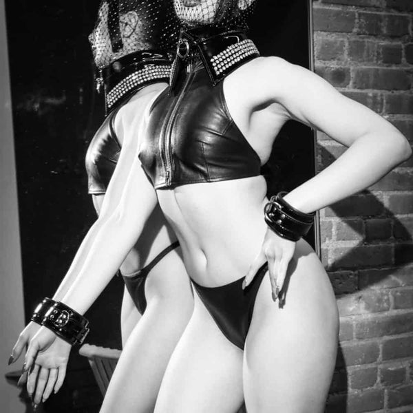 Modèle portant le collier Bondage Serpens HOUSE OF SXN en cuir noir avec chaîne métallique, sélection Brigade Mondaine Paris