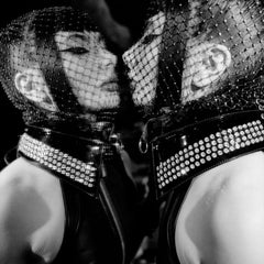 Modèle portant le collier Bondage Serpens HOUSE OF SXN en cuir noir avec chaîne métallique, sélection Brigade Mondaine Paris