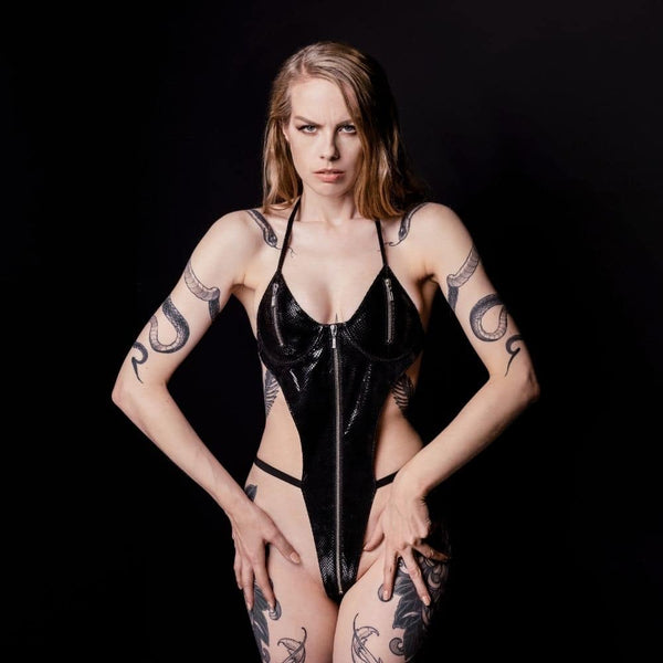 Photo Femme portant un Body en Cuir Mouton Noir Brillant Serpent avec Détail sur Seins Fermeture Eclair Argentée