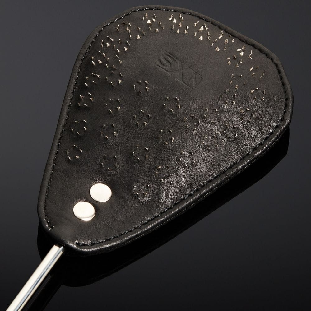 Photo Packshot Cravache Cuir Noir Serpens et Dents Métal