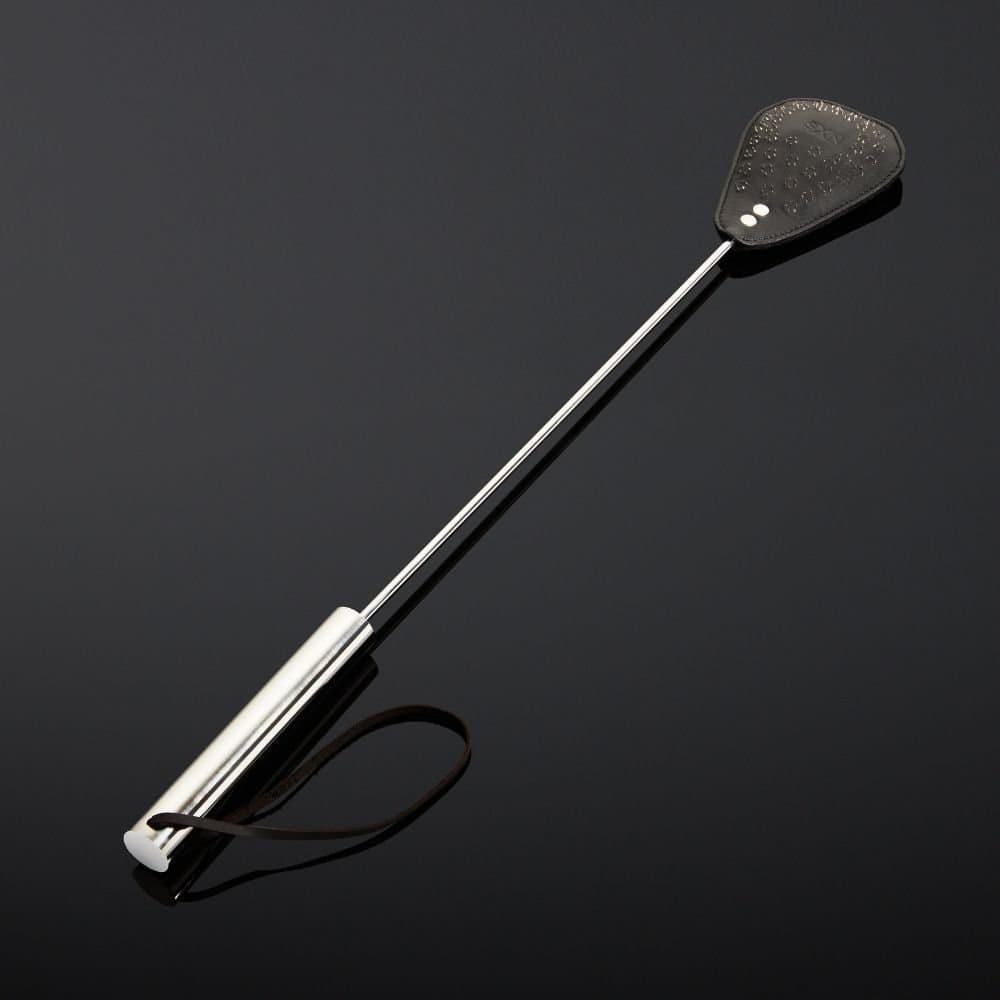 Photo Packshot Cravache Cuir Noir Serpens et Dents Métal