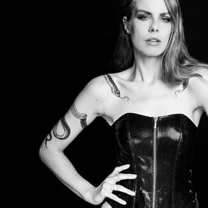 Photo Femme portant le Corset Cuir Vache Embossé Noir Serpens