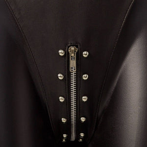 Photo Mannequin du Body en Cuir Noir Ouvert avec un Détail sur Entrejambe avec Fermeture Éclair et Clou