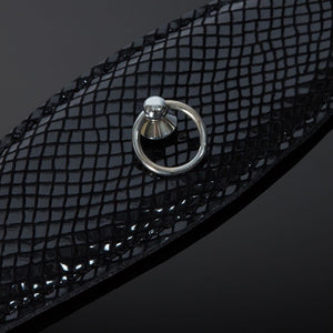 Packshot Collier Bondage Cuir Embossé Vachette Noir Serpens Brillant et O-Ring en Métal