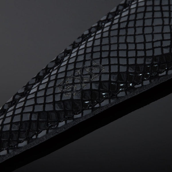 Packshot Collier Bondage Cuir Embossé Vachette Noir Serpens Brillant et O-Ring en Métal
