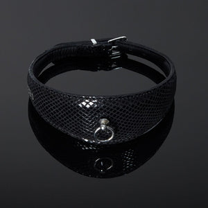 Packshot Collier Bondage Cuir Embossé Vachette Noir Serpens Brillant et O-Ring en Métal