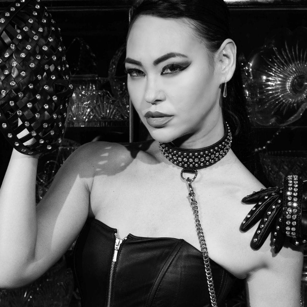 Photo d'une Femme portant un Collier Bondage en Cuir Nubuck Noir et Cristaux et Petit Anneau en Métal
