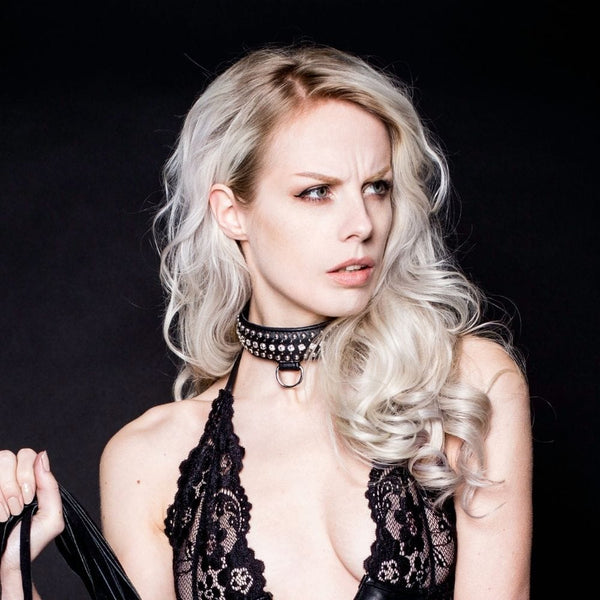 Photo Gros Plan d'une Femme avec un Collier Bondage Cristaux et un Body en Dentelle et en Cuir Noir