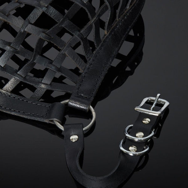 Détail sur la Sangle du Packshot de Devant d'un Masque en Lanières en Cuir et Rose en Cuir couleur Noir