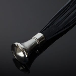 Détail du Packshot d'un Martinet avec Lanières en Cuir couleur Noir et Manche en Métal Argent