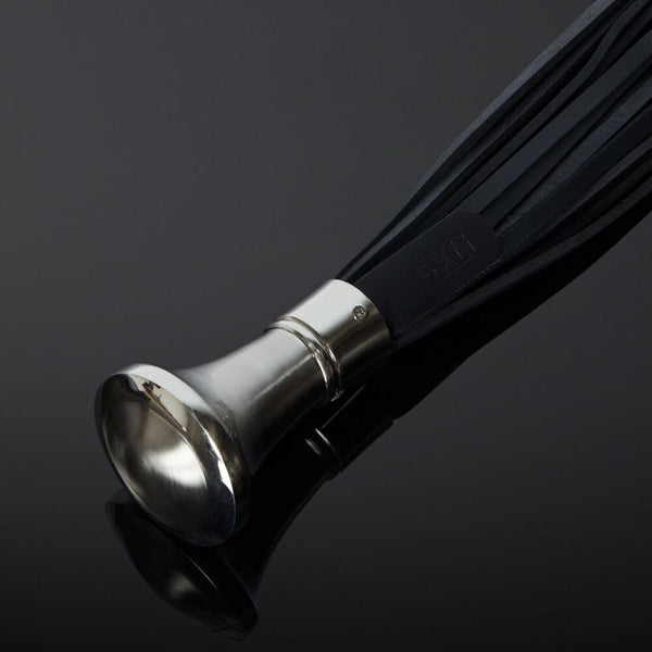 Détail du Packshot d'un Martinet avec Lanières en Cuir couleur Noir et Manche en Métal Argent