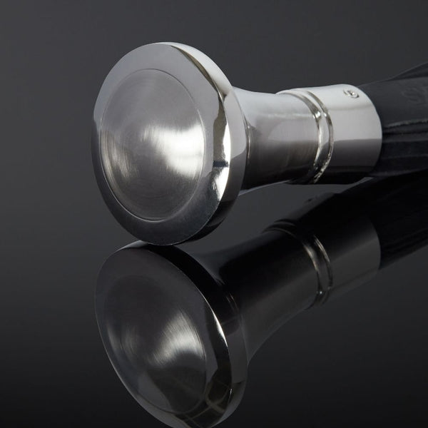 Détail sur le Manche du Packshot d'un Martinet avec Lanières en Cuir couleur Noir et Manche en Métal Argent