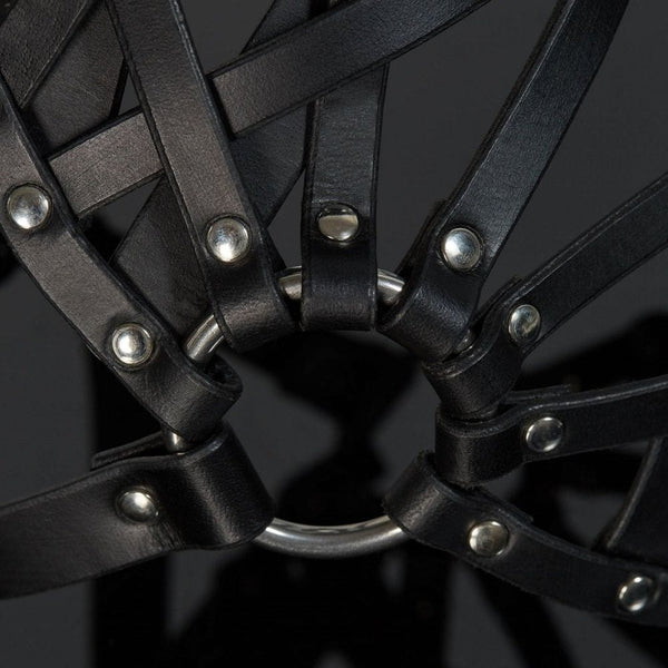 Détail du Packshot du Côté d'un Masque en Lanières de Cuir couleur Noir avec Piques Argents
