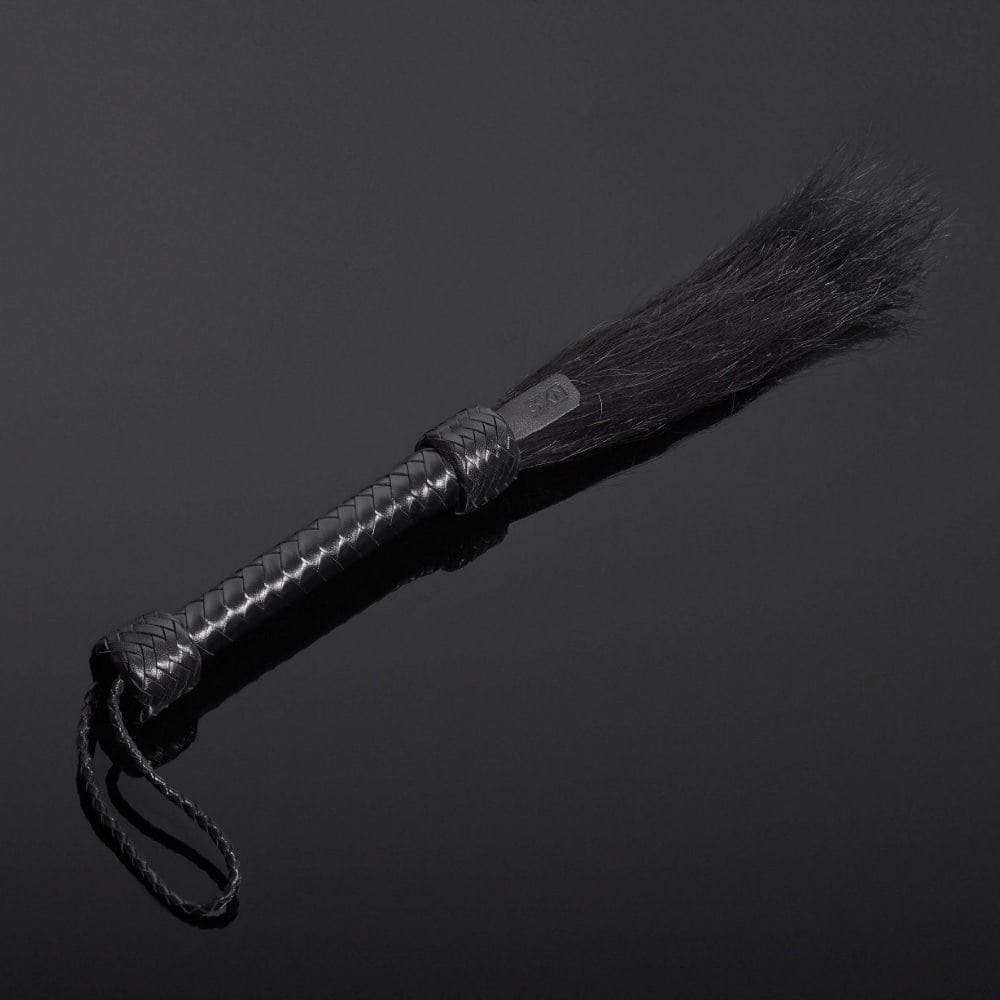 Packshot d'un Fouet en Cuir et Poils de Cheval couleur Noir