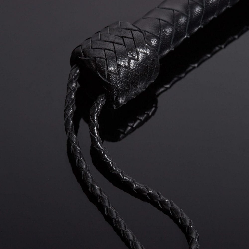 Détail sur le Manche du Packshot d'un Fouet en Cuir et Poils de Cheval couleur Noir