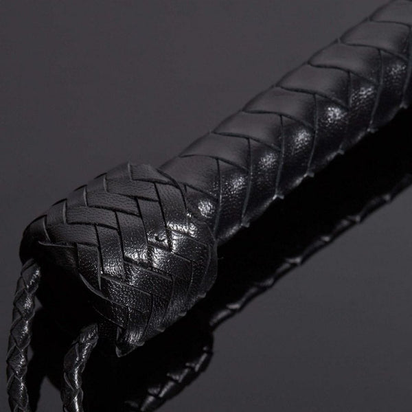 Détail sur le Manche du Packshot d'un Fouet en Cuir et Poils de Cheval couleur Noir