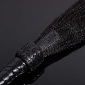 Détail du Packshot d'un Fouet en Cuir et Poils de Cheval couleur Noir