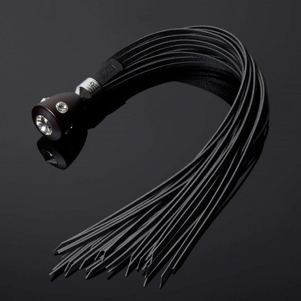 Packshot d'une Martinet avec Lanières en Cuir couleur Noir et Manche avec Cristaux
