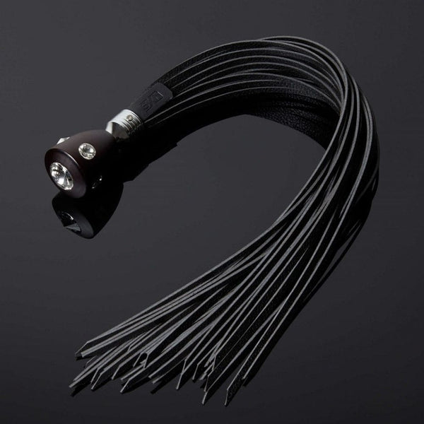 Packshot d'une Martinet avec Lanières en Cuir couleur Noir et Manche avec Cristaux