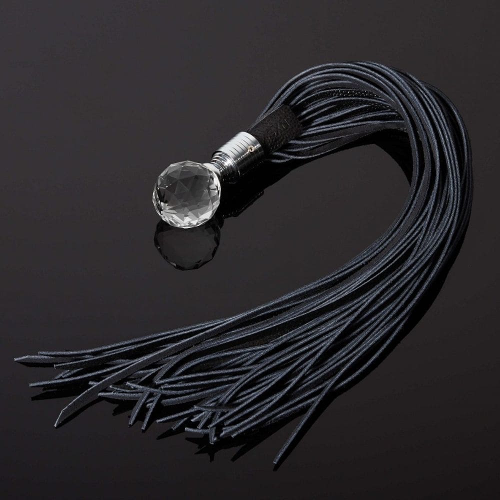 Pakshot d'un Martinet en Cuir Noir avec Manche en Verre et Métal Argent