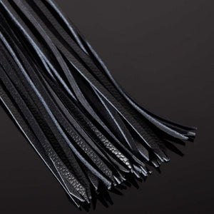 Détail sur les Lanières du Pakshot d'un Martinet en Cuir Noir avec Manche en Verre et Métal Argent
