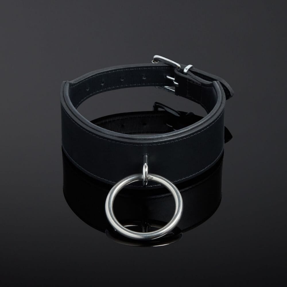 Photo Packshot Collier Bondage Détail Boucle Métal Collier Boucle Métal Cuir Vachette Noir