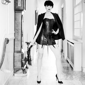 Photo d'une Femme Robe style Corset détail Lacet et Fouet en Cuir de Vachette et métal Noir Souple.