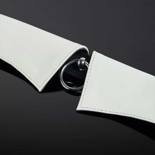 Photo Packshot Détail Attache Métal Collier Bondage Cuir Vernis Blanc