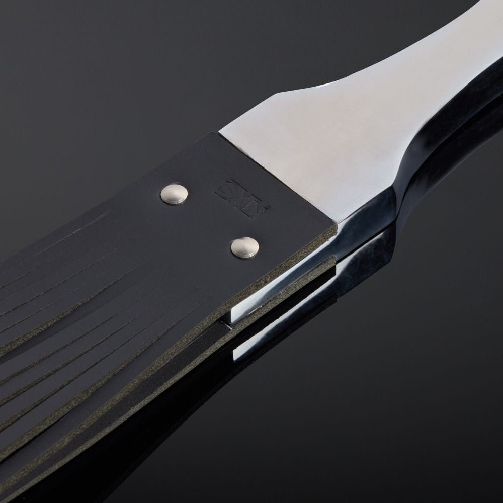 Photo du détail d'un Packshot Slapper en Cuir Vache et Métal Noir