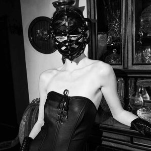 Photo Femme portant un Masque Bondage en Cuir Vachette Noir avec Lien