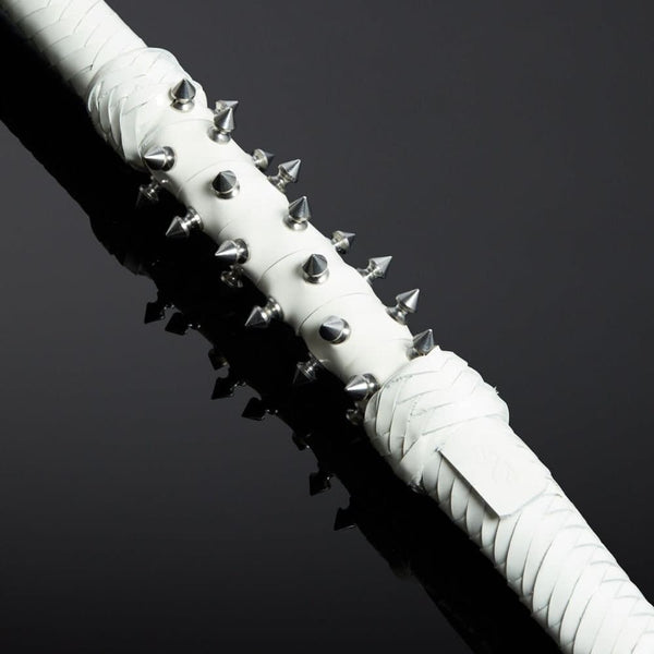 Packshot d'un Fouet en Cuir Effet Serpent Blanc