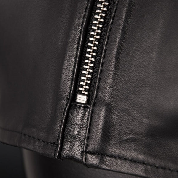 Top en cuir de mouton noir zippé à col montant zip central et dos entièrement ouvert à nouer