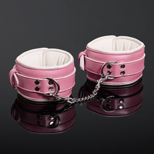 Menottes Poignets en Cuir de Vachette Bicolore Rose Extérieur Blanc Intérieur attaches reliées par une chaîne Argenté double mousqueton en métal Argenté et fermeture à boucle réglable
