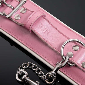 Menottes Poignets en Cuir de Vachette Bicolore Rose Extérieur Blanc Intérieur attaches reliées par une chaîne Argenté double mousqueton en métal Argenté et fermeture à boucle réglable