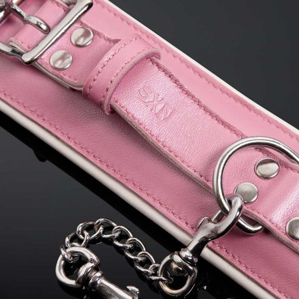 Menottes Poignets en Cuir de Vachette Bicolore Rose Extérieur Blanc Intérieur attaches reliées par une chaîne Argenté double mousqueton en métal Argenté et fermeture à boucle réglable
