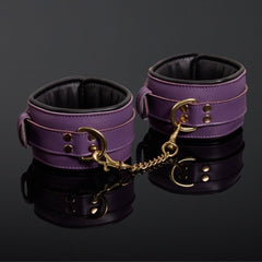 Menottes Poignets en Cuir de Vachette Violette attaches reliées par une chaîne double mousqueton en métal Doré et fermeture à boucle réglable