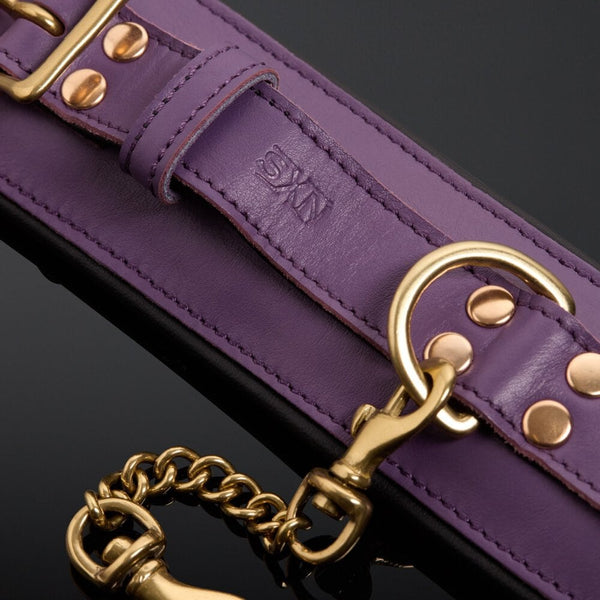 Menottes Poignets en Cuir de Vachette Violette attaches reliées par une chaîne double mousqueton en métal Doré et fermeture à boucle réglable