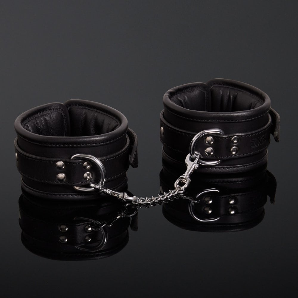 Menottes Poignets en Cuir de Vachette Noir Attaches reliées par une chaîne double mousqueton en métal argenté et fermeture à boucle réglable