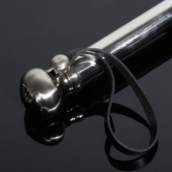 Détail sur le Manche du Packshot d'un Martinet en Cuir Noir avec Manche Argent