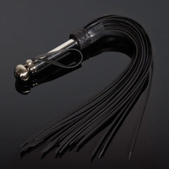 Packshot d'un Martinet en Cuir Noir avec Manche Argent