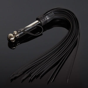 Packshot d'un Martinet en Cuir Noir avec Manche Argent