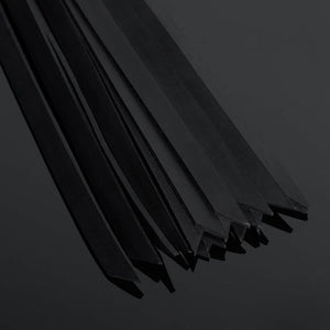 Détail sur les Lanières du Packshot d'un Martinet en Cuir Noir avec Manche Argent