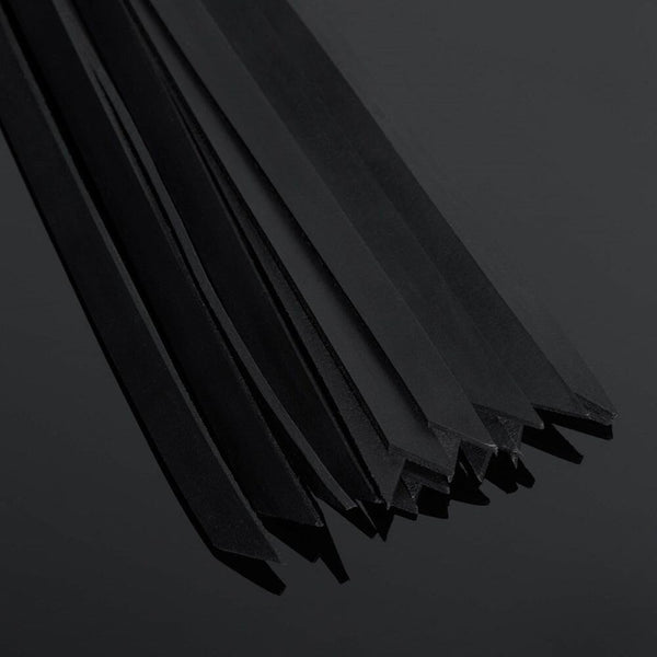 Détail sur les Lanières du Packshot d'un Martinet en Cuir Noir avec Manche Argent