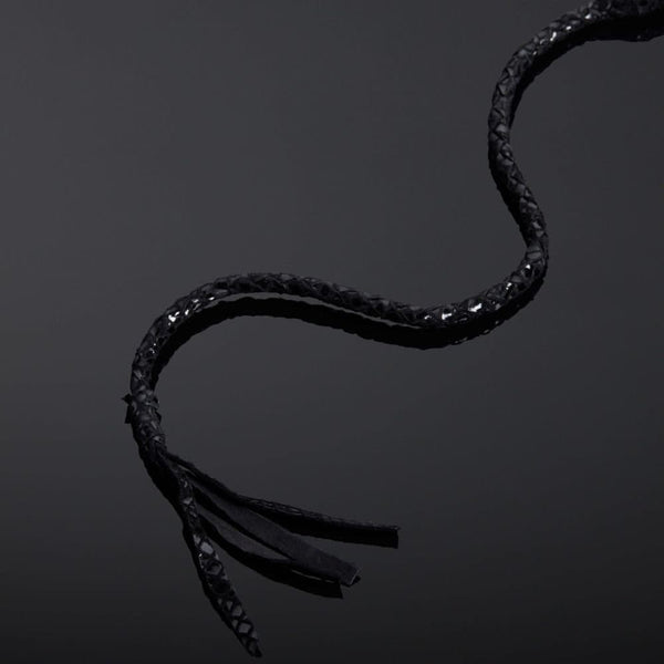 Détail du Packshot d'un Fouet en Cuir Couleur Noir