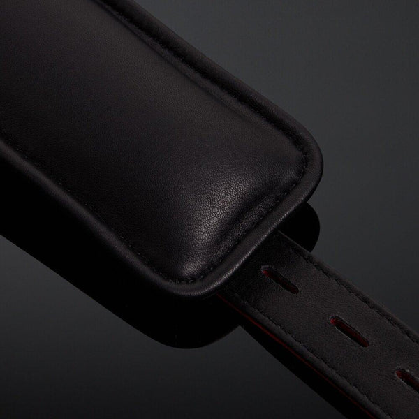 Menottes en cuir embossé serpent rouge avec finitions dorées et intérieur en cuir de veau noir, offrant confort et maintien avec un design visuellement saisissant.