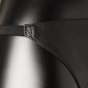 Culotte en cuir noir House of SXN, design minimaliste et épuré avec triangle de cuir posé bas sur les hanches. Un accessoire de luxe pour une allure provocante et confortable.